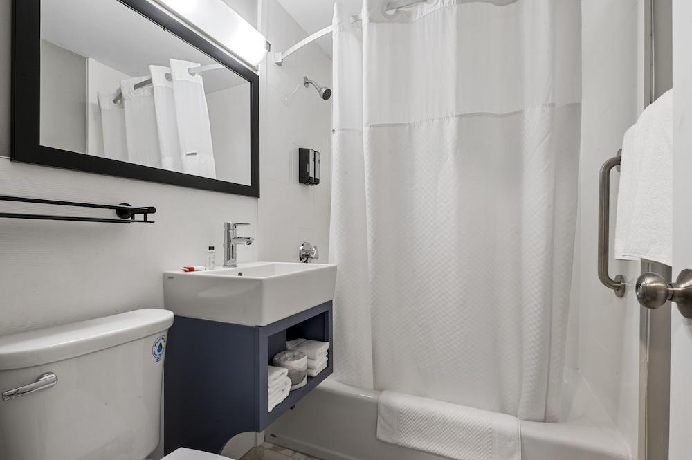 Super 8 By Wyndham Watertown/Cambridge/Boston Area 호텔 외부 사진