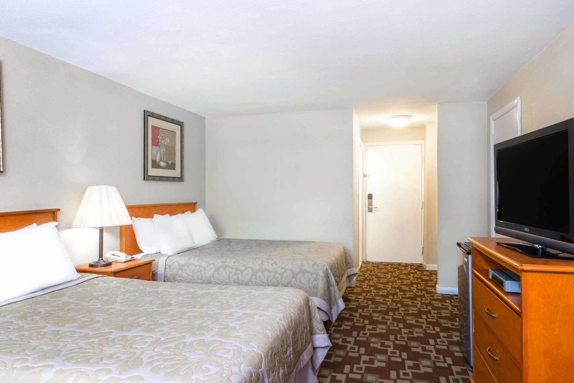 Super 8 By Wyndham Watertown/Cambridge/Boston Area 호텔 외부 사진