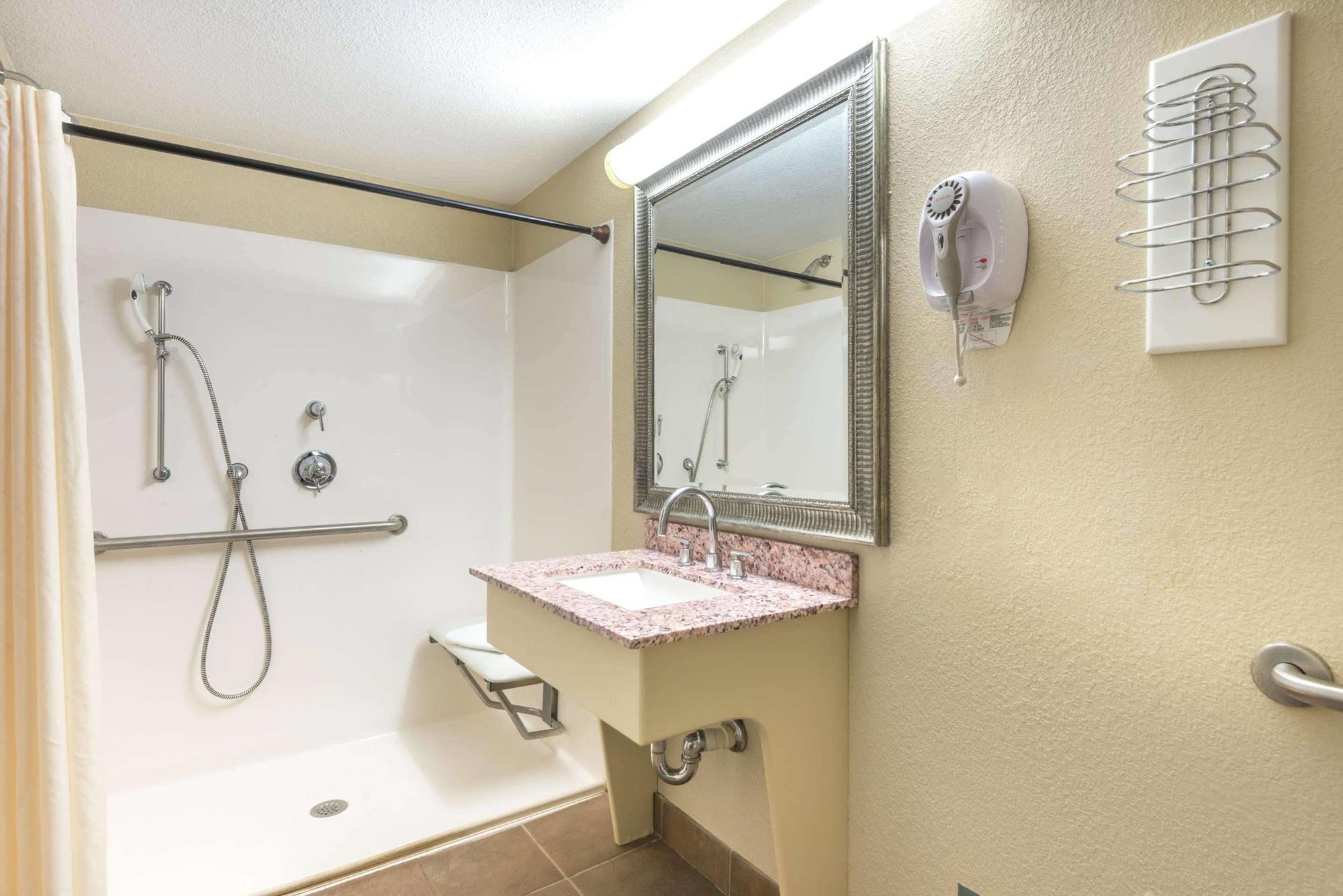 Super 8 By Wyndham Watertown/Cambridge/Boston Area 호텔 외부 사진