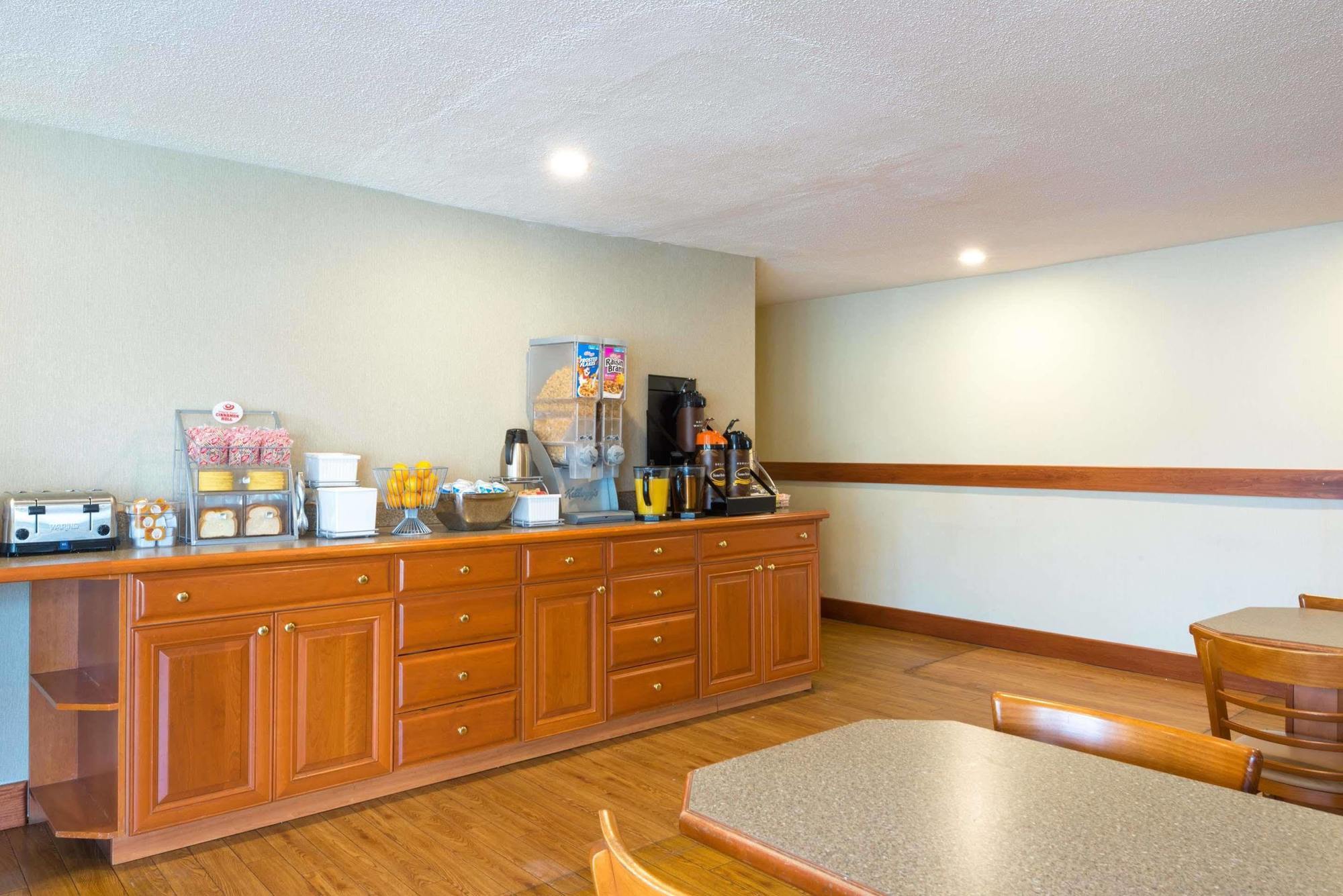 Super 8 By Wyndham Watertown/Cambridge/Boston Area 호텔 외부 사진